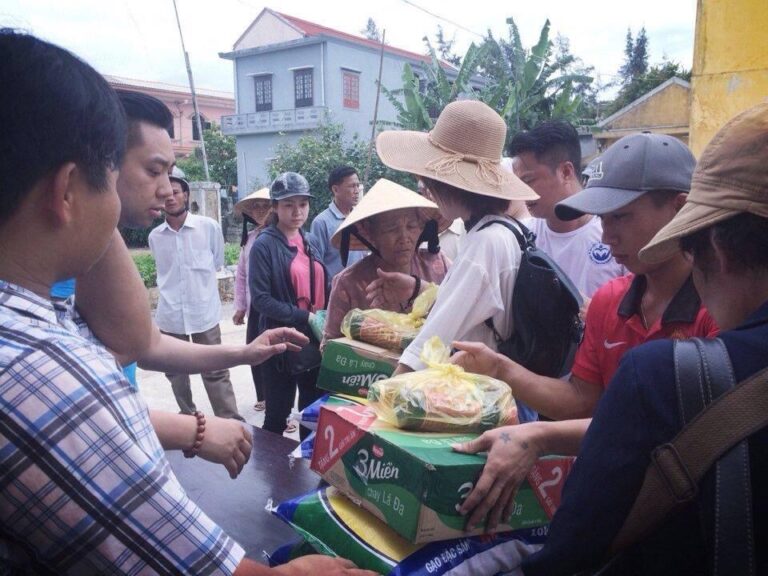 Sponsoring-Less-Fortunate-Students-in-Phu-Thuong-960×720-4-1-768×576